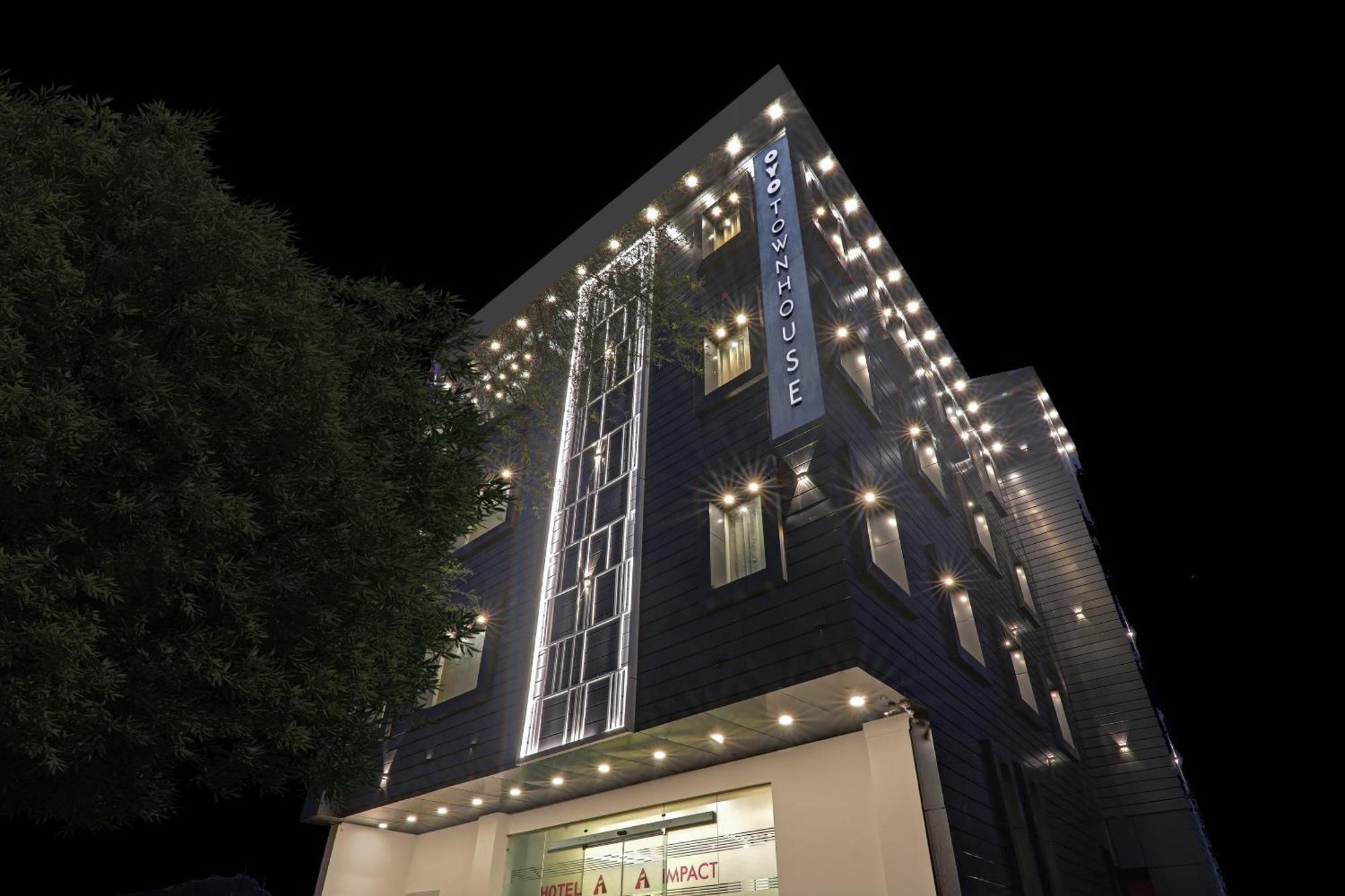 Super Townhouse Hotel Impact Chinhat Dış mekan fotoğraf
