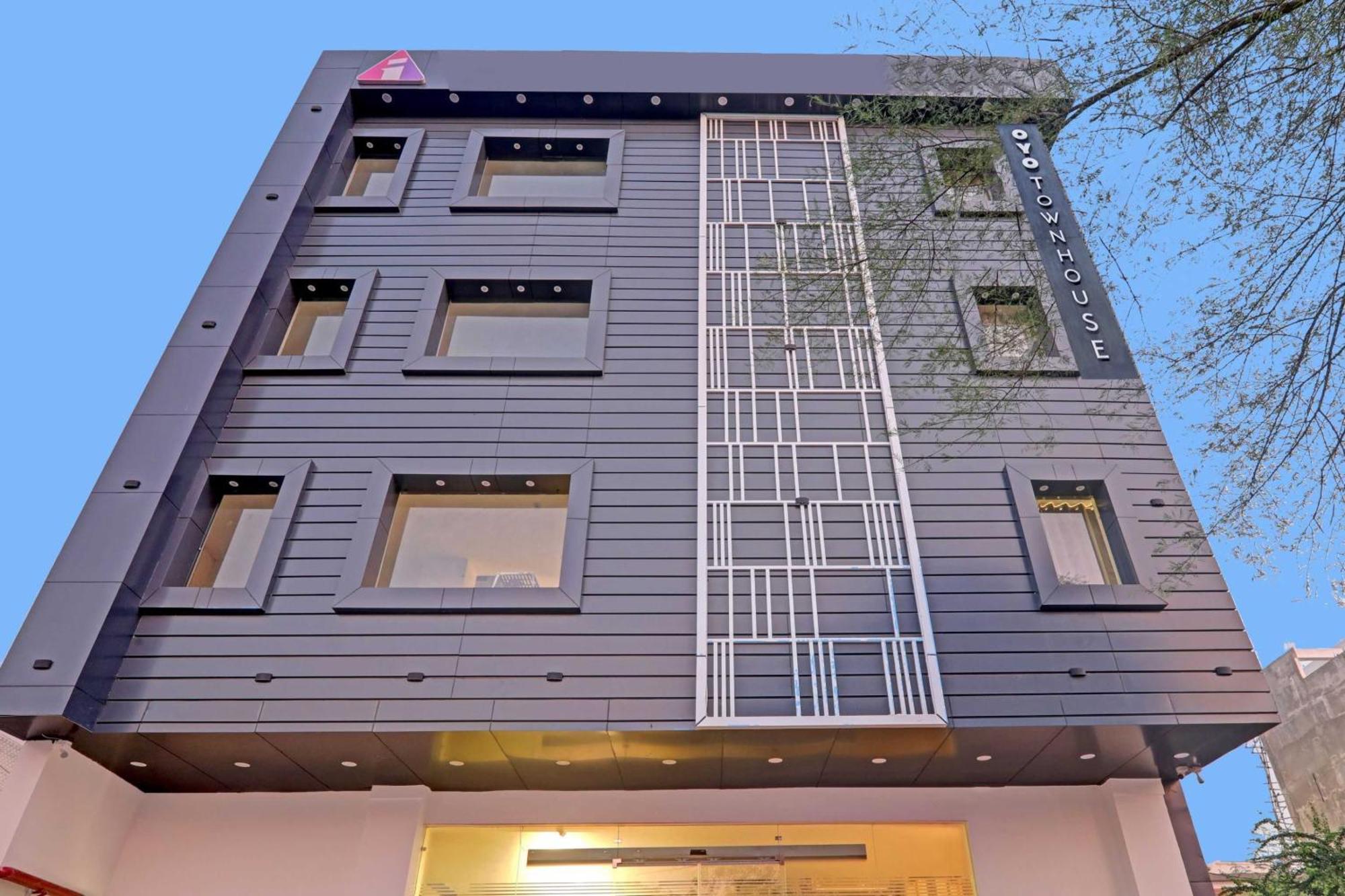 Super Townhouse Hotel Impact Chinhat Dış mekan fotoğraf