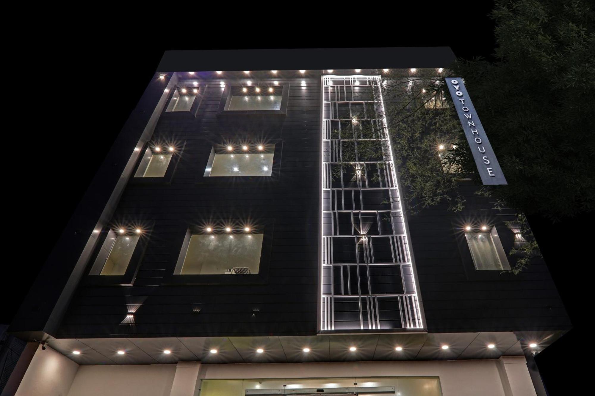 Super Townhouse Hotel Impact Chinhat Dış mekan fotoğraf