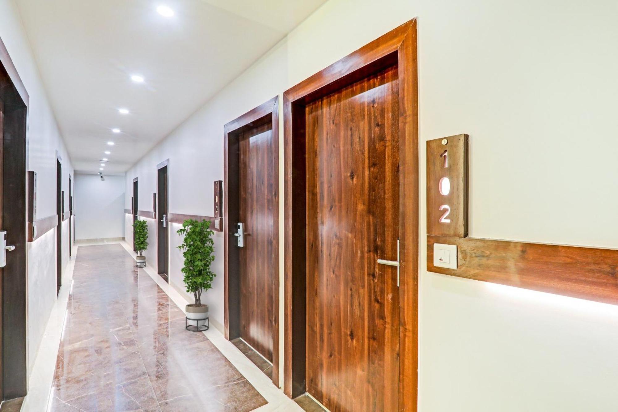 Super Townhouse Hotel Impact Chinhat Dış mekan fotoğraf